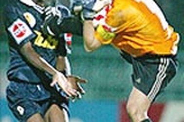 Cú “kungfu” của thủ môn Minh Quang