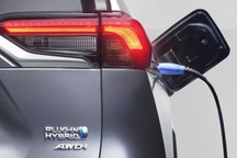 Tiêu thụ ô tô điện toàn cầu tăng chậm lại