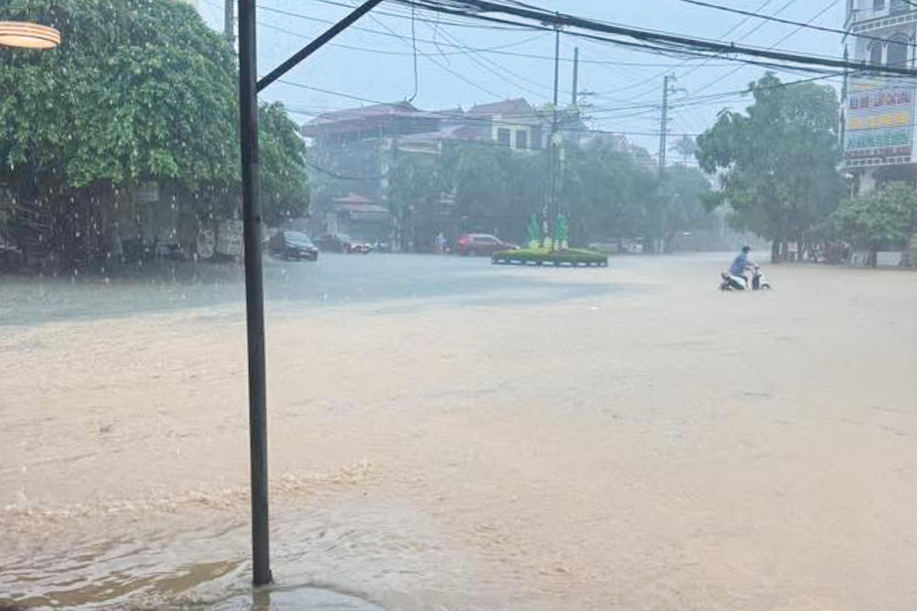 TP Lạng Sơn mênh mông nước, ô tô trôi trên đường - 4