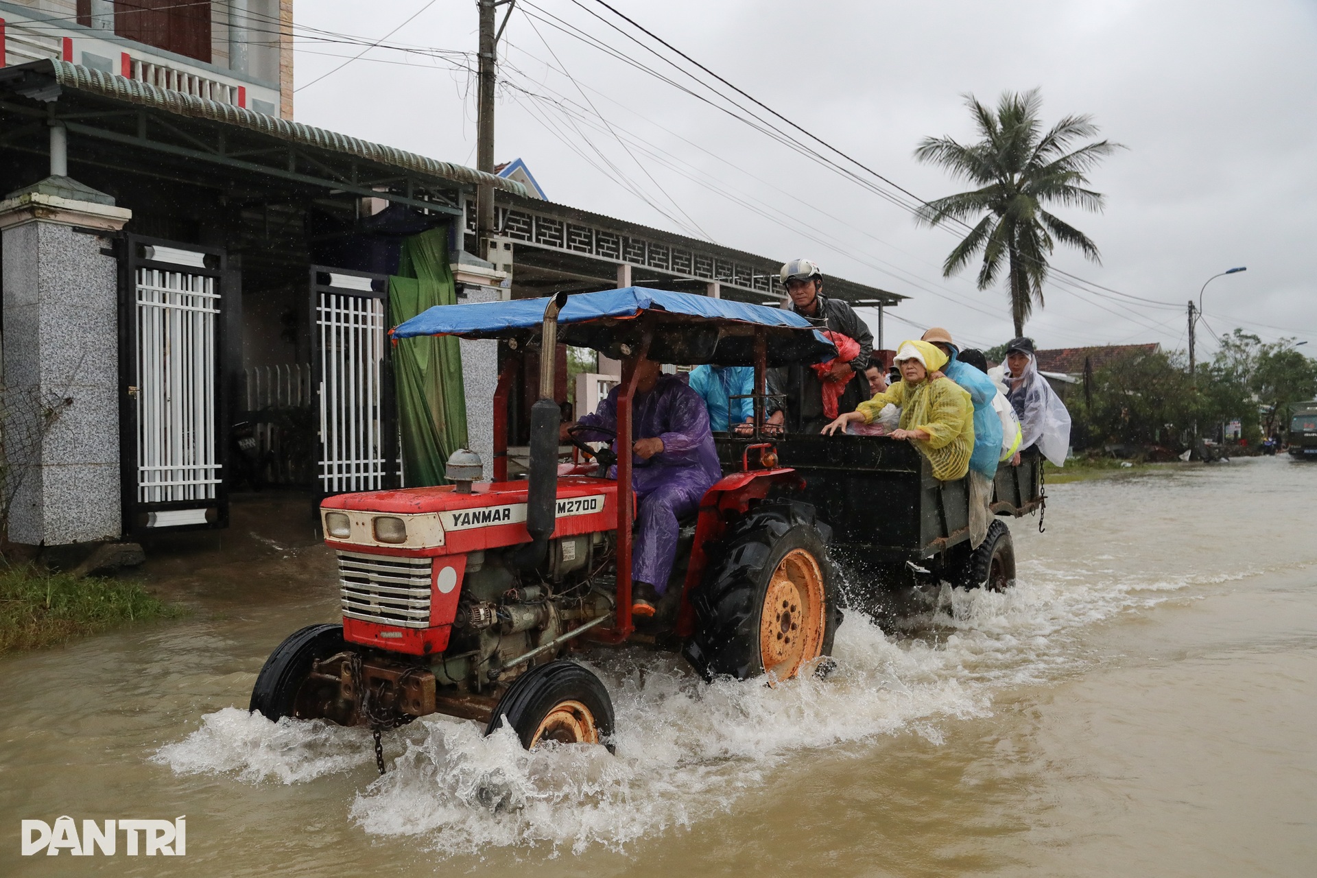 Những đám tang lạnh lẽo giữa vùng lũ chưa kịp rút ở Phú Yên - 14