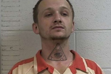 Tù nhân vượt ngục liều lĩnh chôm xe cảnh sát như phim