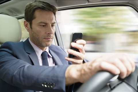 Đừng mất tập trung khi lái xe