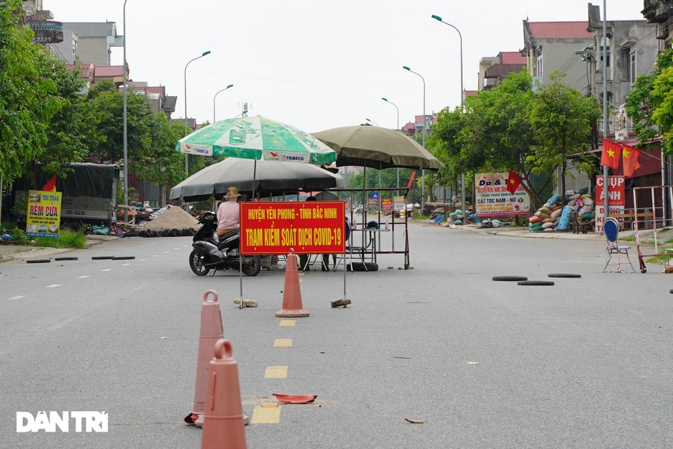 Muôn kiểu chốt chặn phòng dịch tại các ngả đường ở vùng giáp ranh Hà Nội - 15 Muôn kiểu chốt chặn phòng dịch tại các ngả đường ở vùng giáp ranh Hà Nội - 15