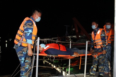 Cảnh sát biển cấp cứu kịp thời ngư dân đột quỵ trên biển