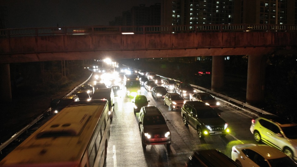 Hà Nội: Đường Vành đai 3 ùn tắc nghiêm trọng từ chiều đến đêm - 6 Hà Nội: Đường Vành đai 3 ùn tắc nghiêm trọng từ chiều đến đêm - 6