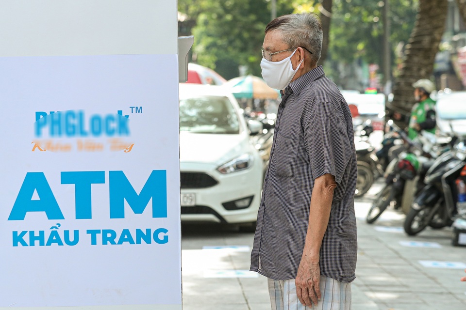 Sau ATM gạo, Hà Nội xuất hiện ATM khẩu trang đầu tiên - 14 Sau ATM gạo, Hà Nội xuất hiện ATM khẩu trang đầu tiên - 14