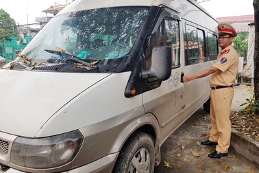 Công an mạnh tay xử lý “xe dù” chở học sinh sau phản ánh của báo Dân trí