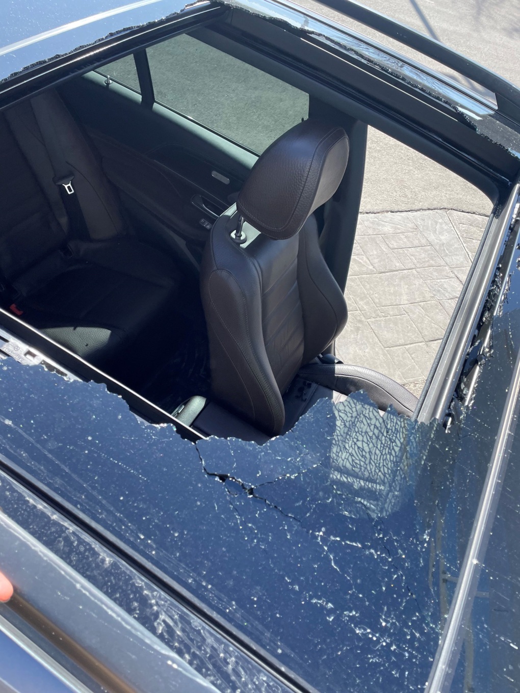 Ô tô bỗng dưng vỡ tung cửa nóc, hàng loạt chủ xe kiện Mercedes - 3 Ô tô bỗng dưng vỡ tung cửa nóc, hàng loạt chủ xe kiện Mercedes - 3