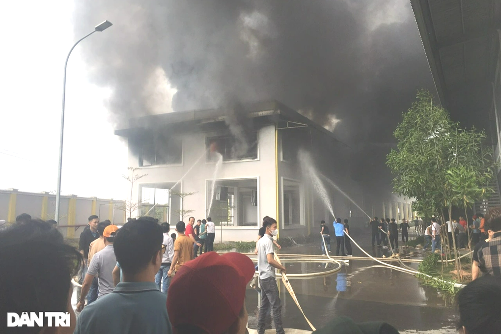 Cháy lớn tại công ty giầy có hàng nghìn công nhân - 1 Cháy lớn tại công ty giầy có hàng nghìn công nhân - 1