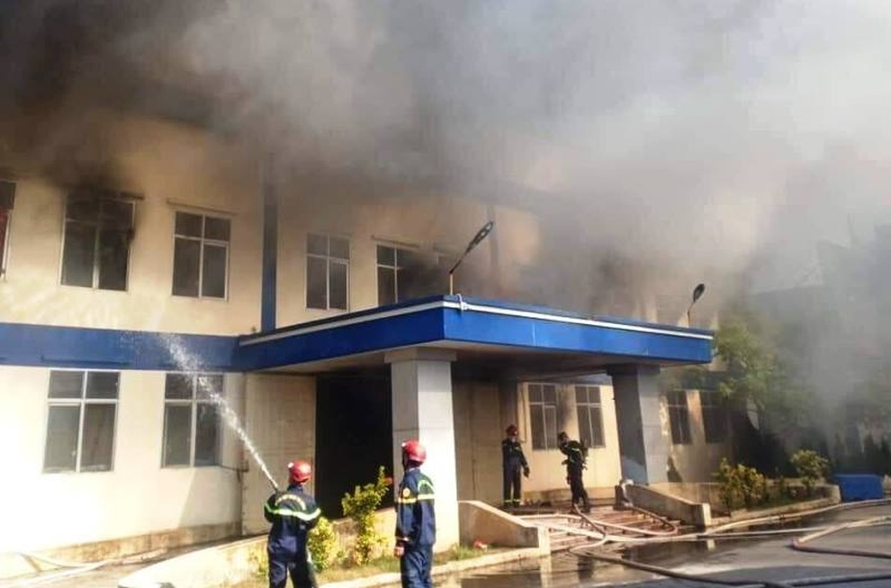 Cháy lớn tại công ty sản xuất vali trong Khu công nghiệp Hòa Xá - 2 Cháy lớn tại công ty sản xuất vali trong Khu công nghiệp Hòa Xá - 2