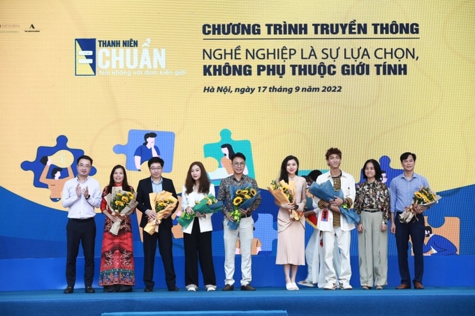 Bí thư Trung ương Đoàn Nguyễn Tường Lâm (ngoài cùng bên trái) tặng hoa cho các khách mời, diễn giả tại chương trình.