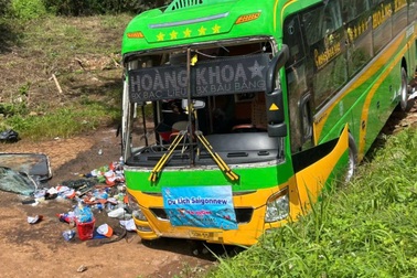 Vụ tai nạn lật xe khách: 2 nạn nhân phải phẫu thuật cắt cụt tay