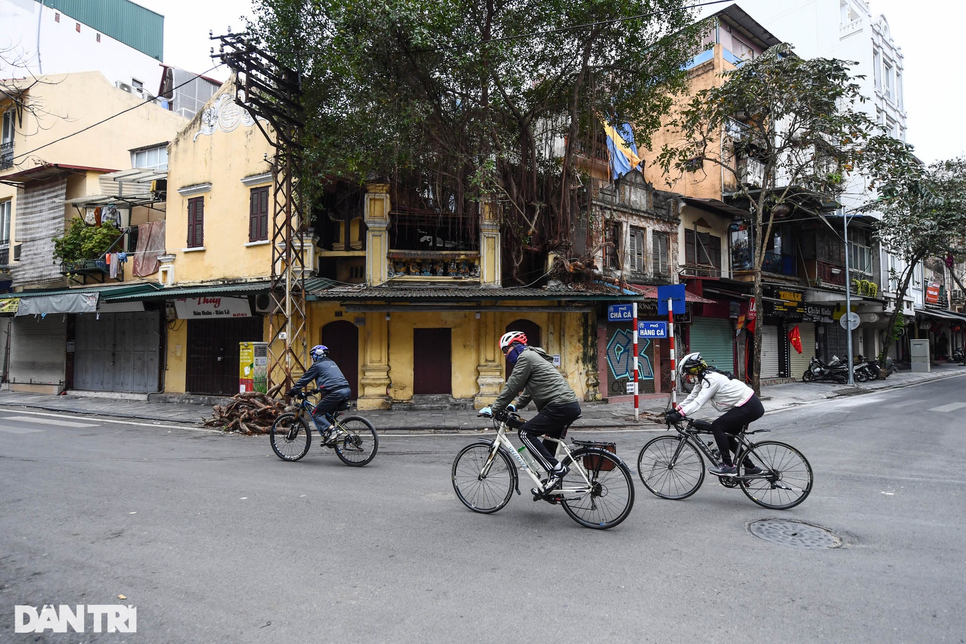 Hà Nội tĩnh mịch, vắng vẻ trong buổi sáng mùng 1 Tết - 12 Hà Nội tĩnh mịch, vắng vẻ trong buổi sáng mùng 1 Tết - 12