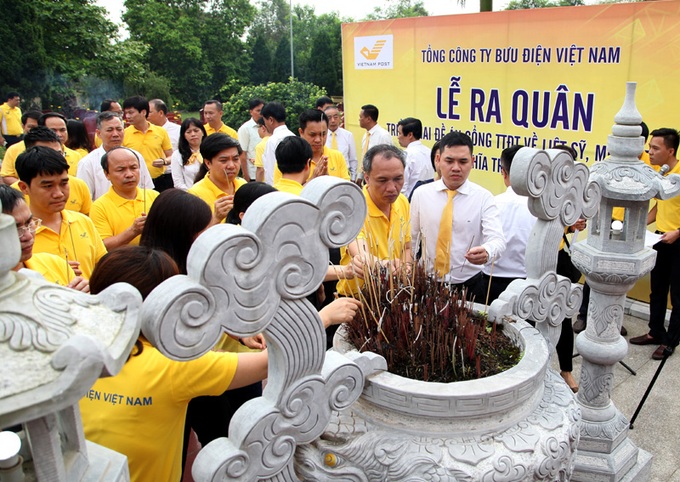 Dâng hương, viếng mộ liệt sĩ đồng thời chính thức ra quân thực hiện Đề án 