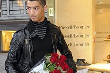 Ronaldo được tặng hoa nhân ngày 8/3?