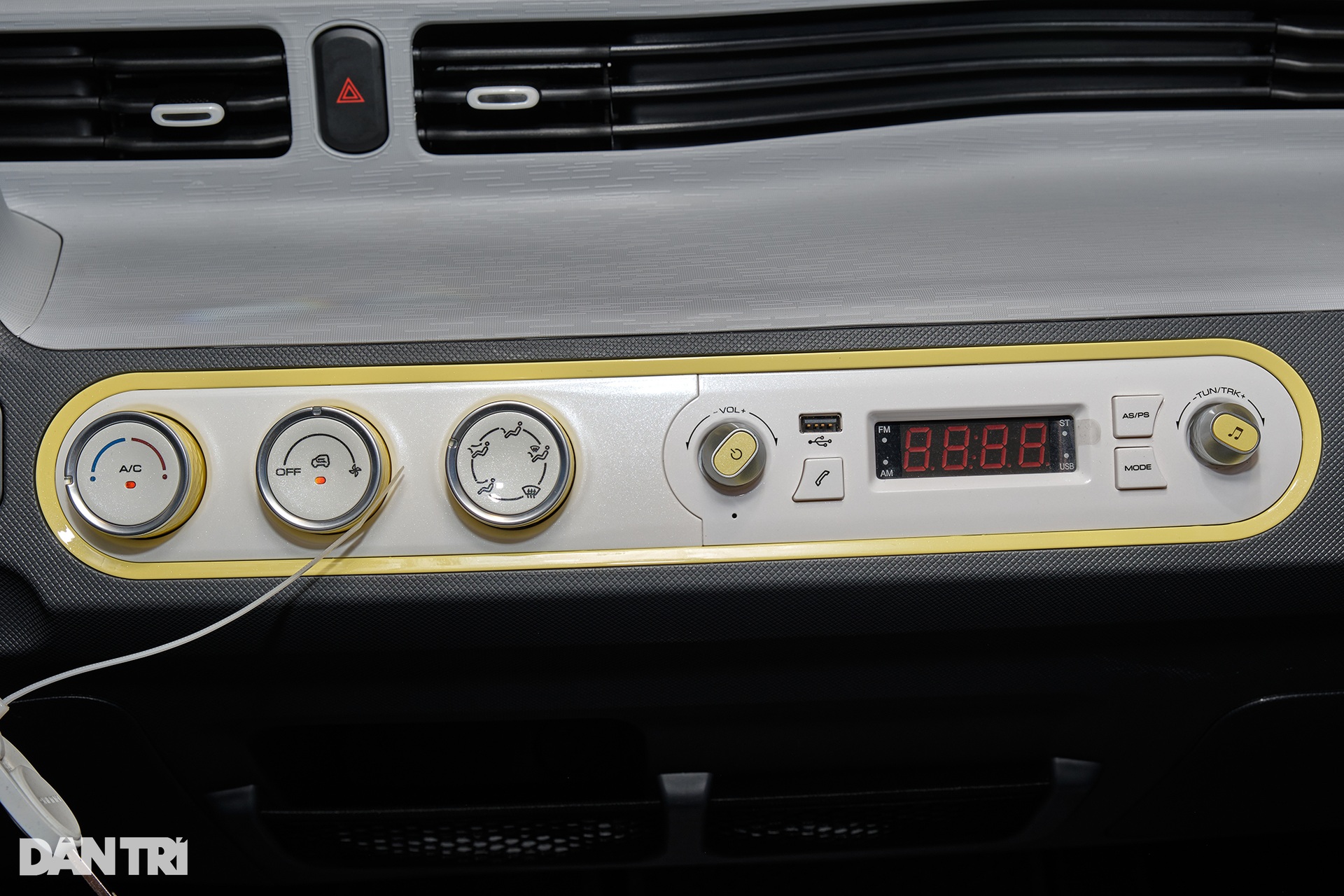 Giá bằng 3 chiếc Honda SH, ô tô điện mini có gì để thuyết phục khách Việt? - 13