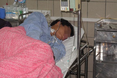 Giận chồng, mẹ ép con 11 tháng uống thuốc diệt cỏ tự tử