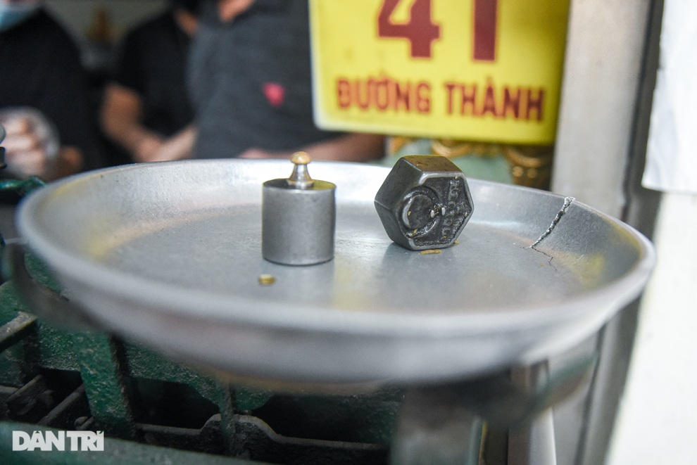 Hàng giò chả đông nhất Hà Nội 70 năm dùng chiếc cân đĩa... rách trăm tuổi - 9 Hàng giò chả đông nhất Hà Nội 70 năm dùng chiếc cân đĩa... rách trăm tuổi - 9
