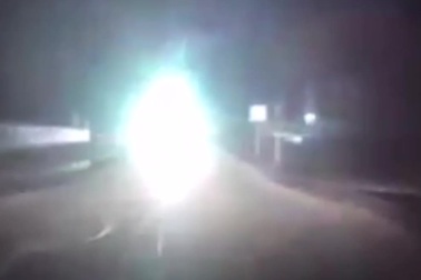 Tài xế gây tai nạn vì bị đèn pha của xe đi ngược chiều soi "mù mắt"