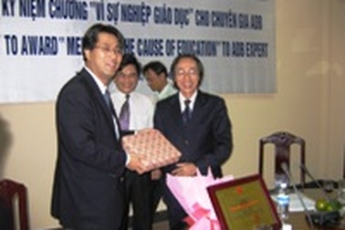 Tặng Huy chương vì sự nghiệp giáo dục cho chuyên gia ADB 