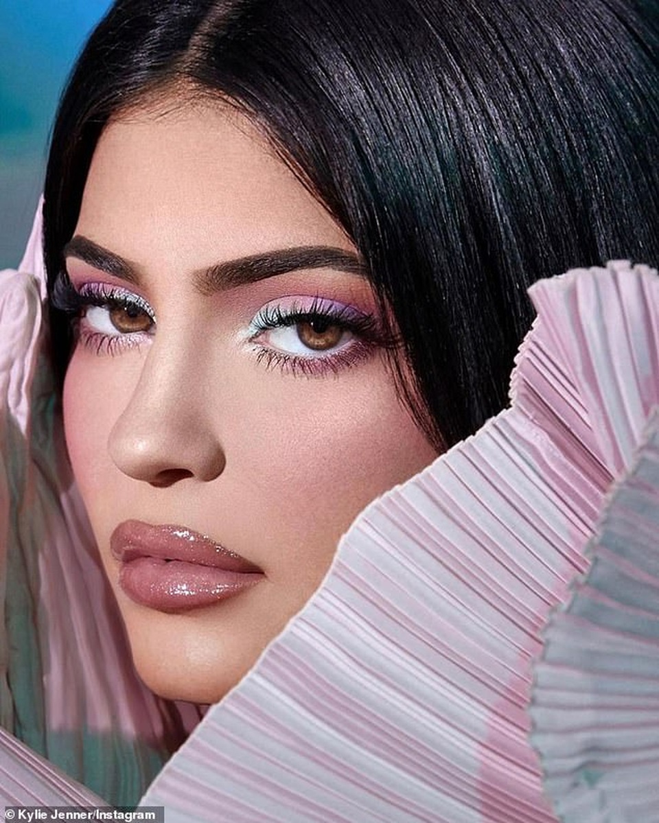 Kylie Jenner chia sẻ những bức ảnh yêu thích nhất năm 2019 - 5 Kylie Jenner chia sẻ những bức ảnh yêu thích nhất năm 2019 - 5