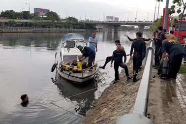 Tìm thấy thi thể người đàn ông nhảy cầu Nguyễn Văn Cừ