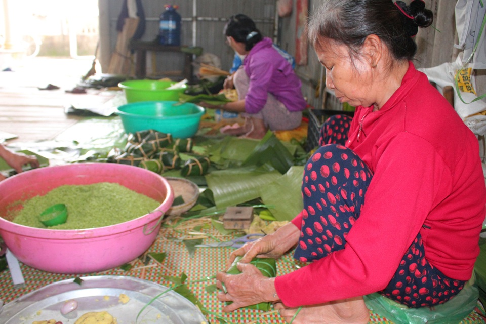 Quảng Trị: Thợ gói chưng, bánh tét bán nguyệt tất bật ngày giáp Tết - 2 Quảng Trị: Thợ gói chưng, bánh tét bán nguyệt tất bật ngày giáp Tết - 2