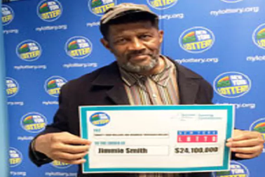 Suýt mất 24 triệu USD vì bỏ quên vé số độc đắc