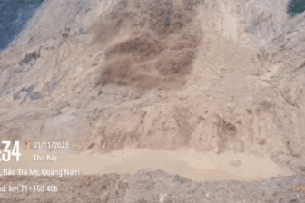 Bùn đất từ đồi bất ngờ đổ ập xuống vùi máy múc, tài xế thoát nạn