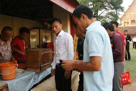 Thầy trò HLV Calisto đi chùa cầu may