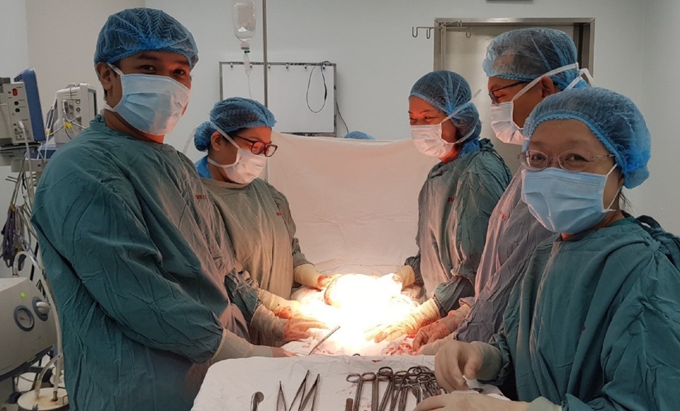 Sau chích nội tiết tố chuyển giới, nữ bệnh nhân thấy bụng lớn dần - 2 Sau chích nội tiết tố chuyển giới, nữ bệnh nhân thấy bụng lớn dần - 2