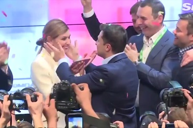 Diễn viên hài Ukraine cùng vợ ăn mừng chiến thắng bầu cử