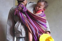 Hai bé gái song sinh bị ong vò vẽ đốt chết