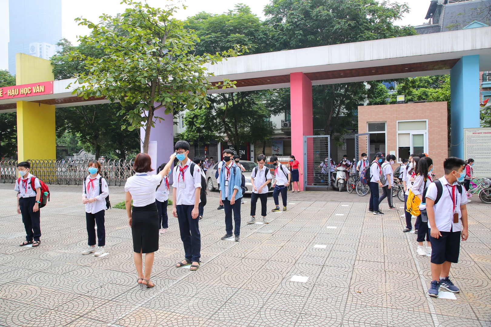 Tiết học đầu tiên giàu cảm xúc của học sinh Hà Nội sau 3 tháng nghỉ dịch - 18 Tiết học đầu tiên giàu cảm xúc của học sinh Hà Nội sau 3 tháng nghỉ dịch - 18