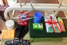 Cuốn sách bọc ruy băng đỏ, ấm lòng du học sinh về nước cách ly