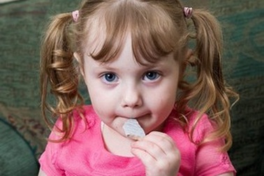 Chứng bệnh lạ khiến cô bé 4 tuổi thèm ăn mọi thứ