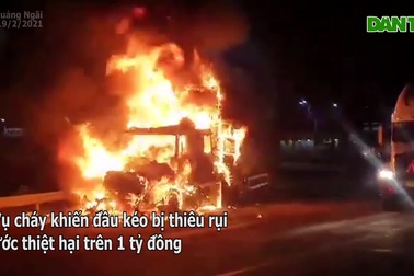 Xe container bốc cháy dữ dội