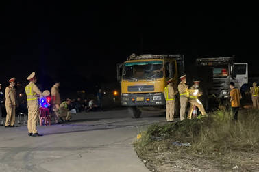 Cục CSGT kiểm tra xử lý hàng loạt ô tô chở quá tải ở Quảng Ninh