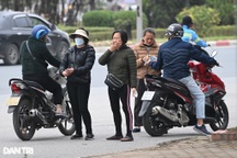 Phe vé thu mua giá gấp 3 lần khi người dân vừa nhận vé chung kết AFF Cup