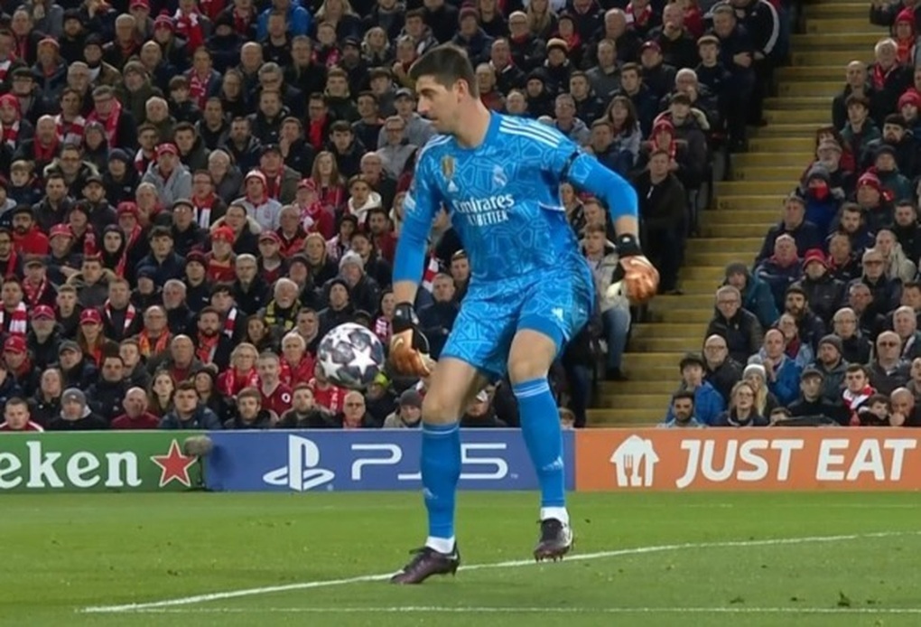 Cổ động viên chỉ trích sai lầm ngớ ngẩn của Courtois và Alisson Becker - 1 Cổ động viên chỉ trích sai lầm ngớ ngẩn của Courtois và Alisson Becker - 1