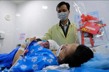 Đề xuất vợ sinh con, chồng được nghỉ làm 1 tháng:  Quỹ bảo hiểm  "cân" nổi?