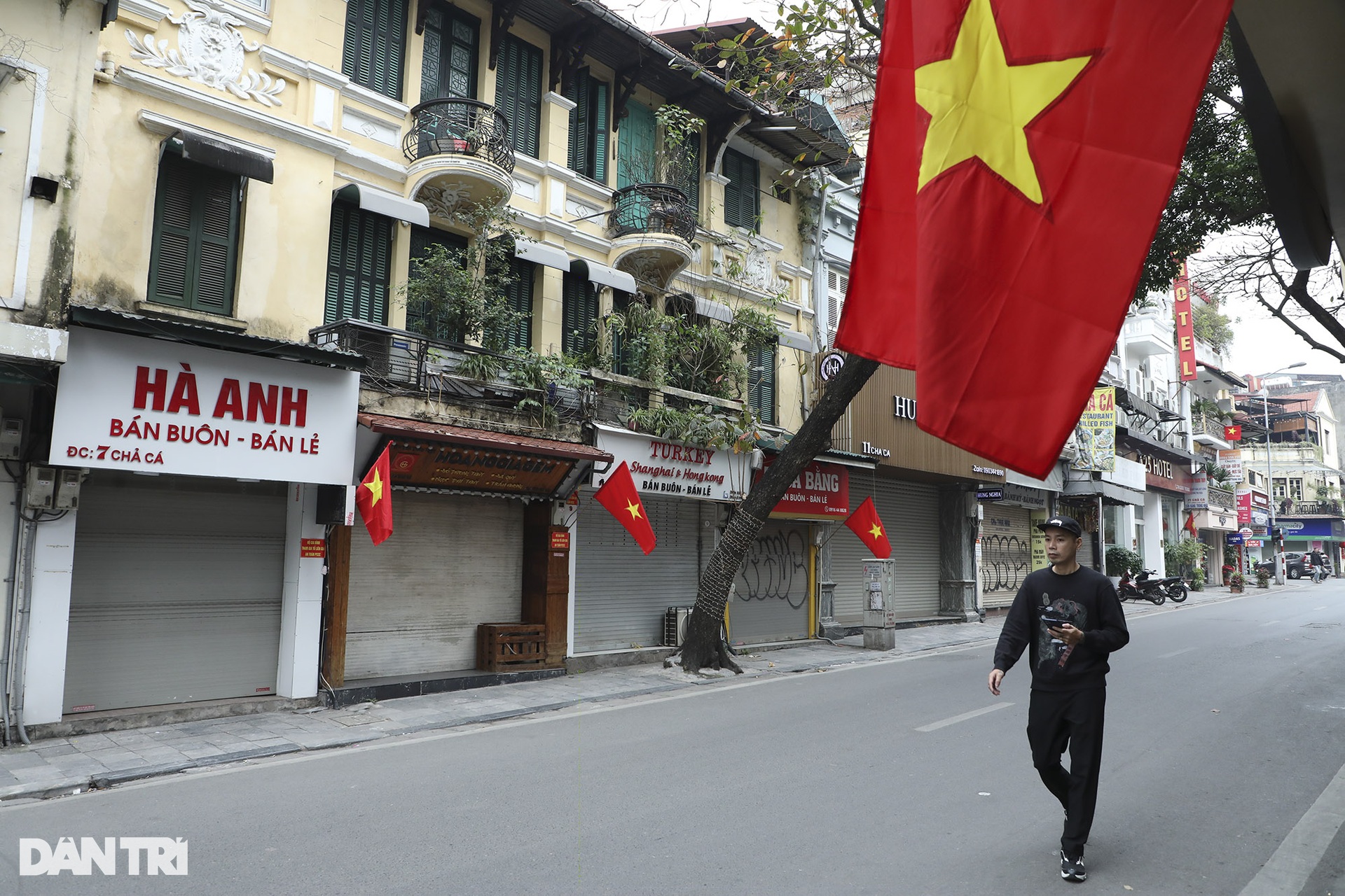 Không khí sáng mùng một: Hà Nội vắng vẻ, sâu lắng trong sắc hoa đào - 6 Không khí sáng mùng một: Hà Nội vắng vẻ, sâu lắng trong sắc hoa đào - 6