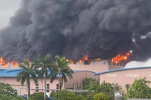 Nhà xưởng sản xuất giày da ở Vĩnh Phúc cháy ngùn ngụt