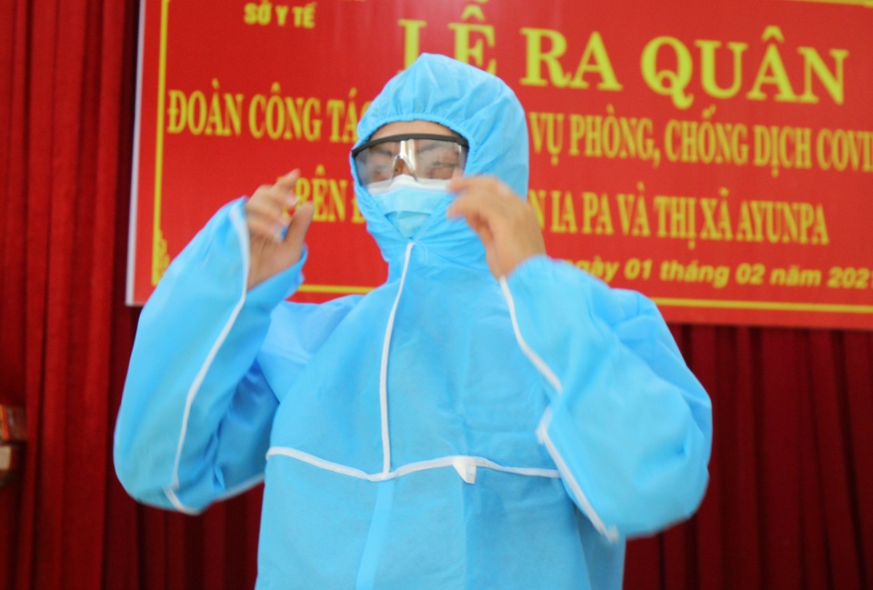 Quên Tết, hơn 50 cán bộ y tế lên đường vào tuyến đầu chống dịch - 2 Quên Tết, hơn 50 cán bộ y tế lên đường vào tuyến đầu chống dịch - 2