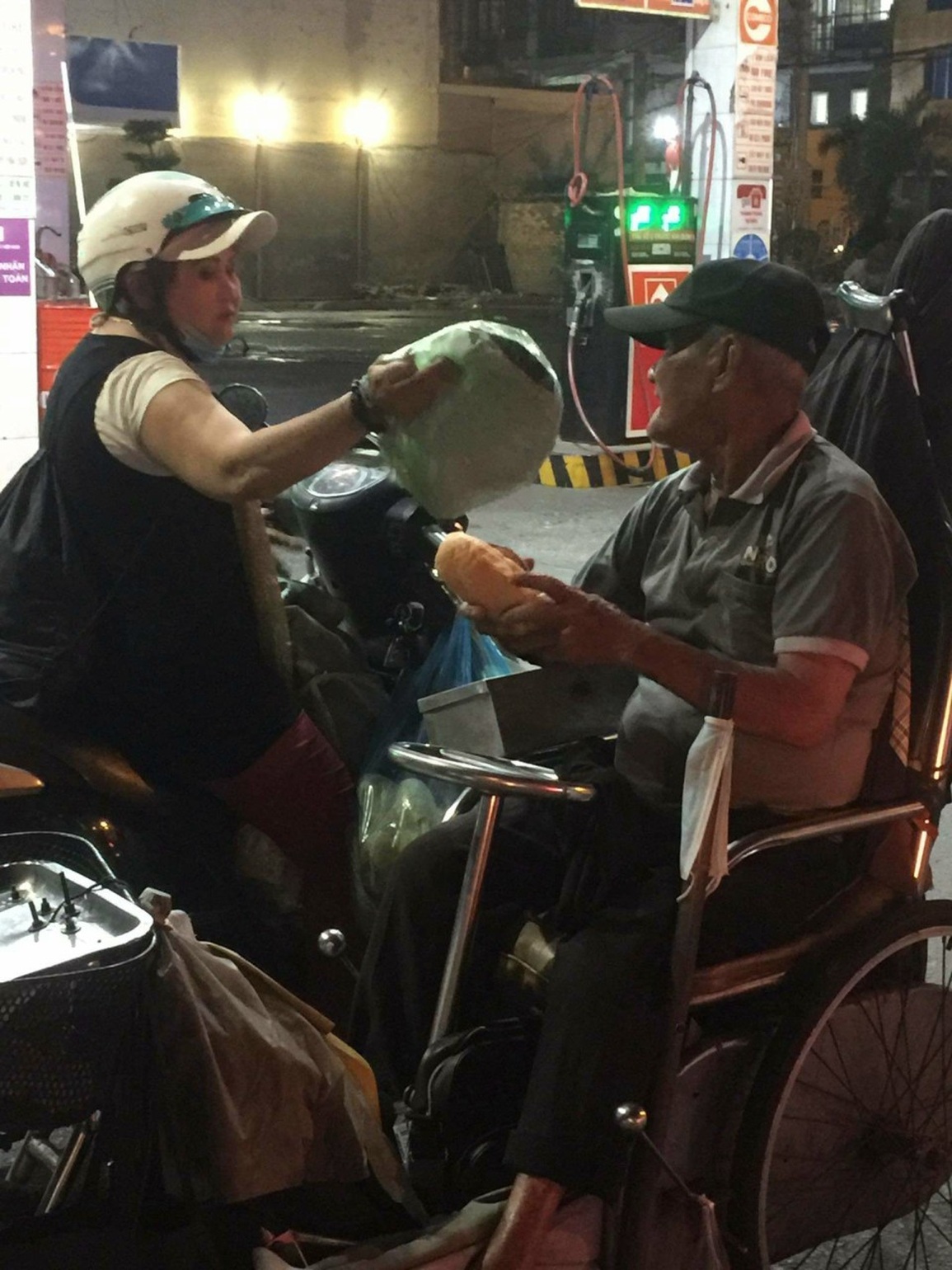 Nữ ca sĩ phòng trà nổi tiếng Sài Gòn một thời: Hát quán nhậu kiếm tiền làm từ thiện - 3 Nữ ca sĩ phòng trà nổi tiếng Sài Gòn một thời: Hát quán nhậu kiếm tiền làm từ thiện - 3
