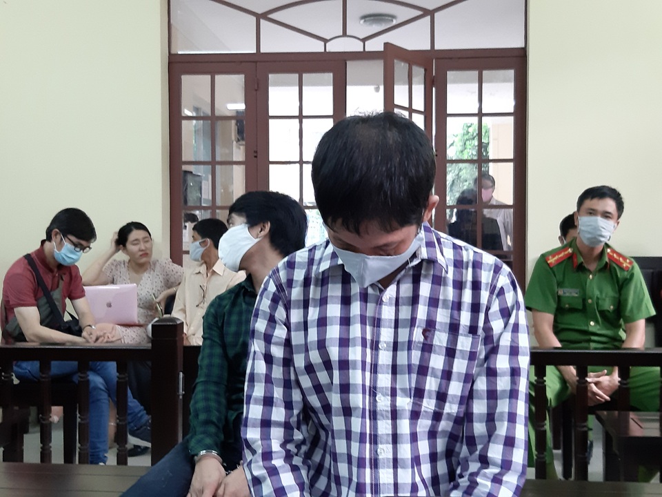 Vụ bé gái bị cha dượng hành hạ: Bị cáo nghĩ sao nếu mình bị châm thuốc lá? - 5 Vụ bé gái bị cha dượng hành hạ: Bị cáo nghĩ sao nếu mình bị châm thuốc lá? - 5