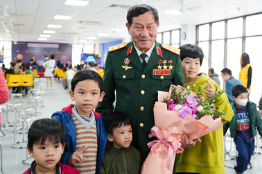 Học sinh gặp phi hành gia Phạm Tuân và gửi thông điệp lên trạm vũ trụ ISS