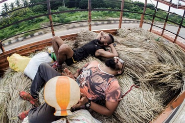 Học cách du lịch không cần tiền từ hai chàng trai Ấn Độ