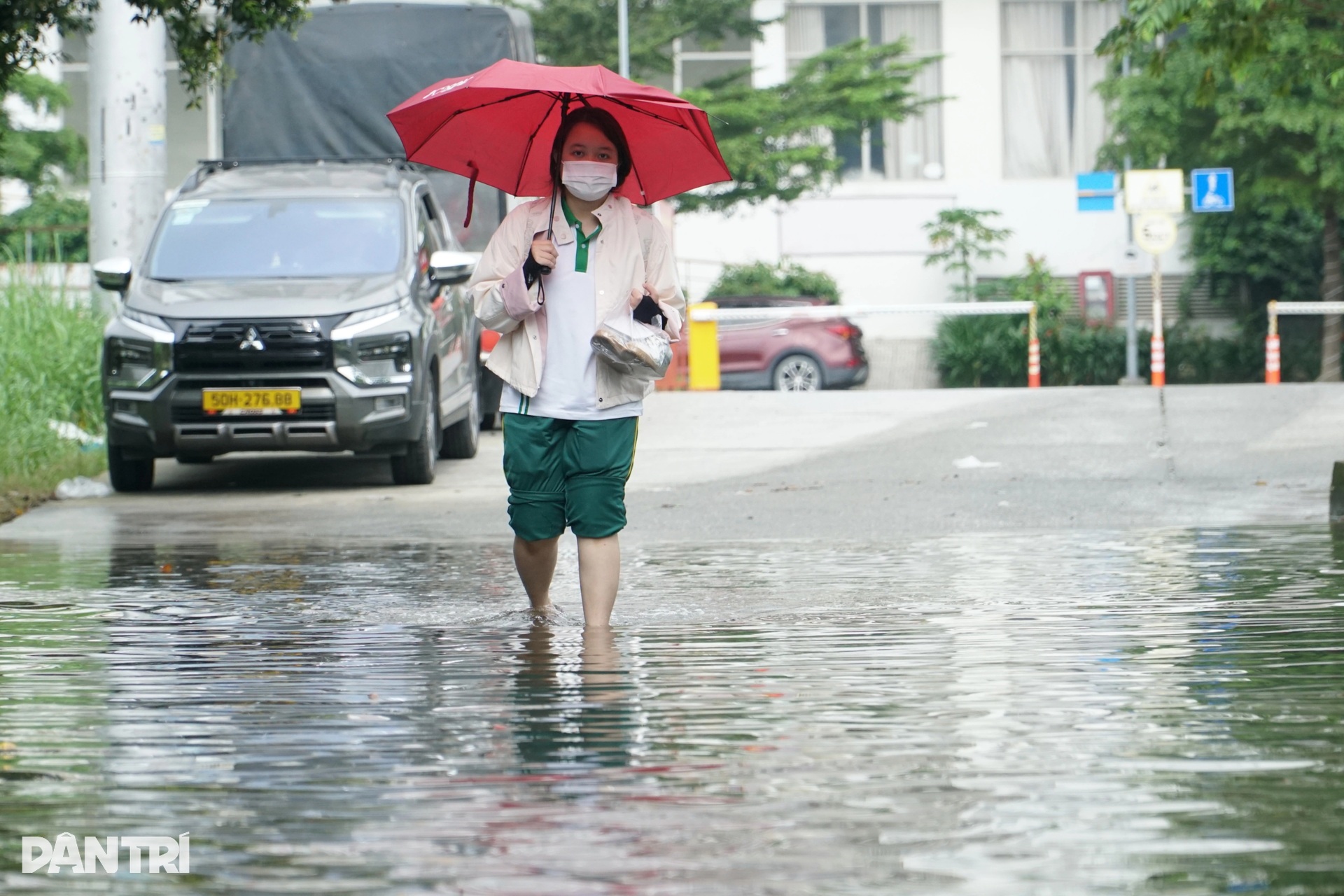 Giữa trưa nắng, dân TPHCM bì bõm lội nước suốt 20 ngày - 9