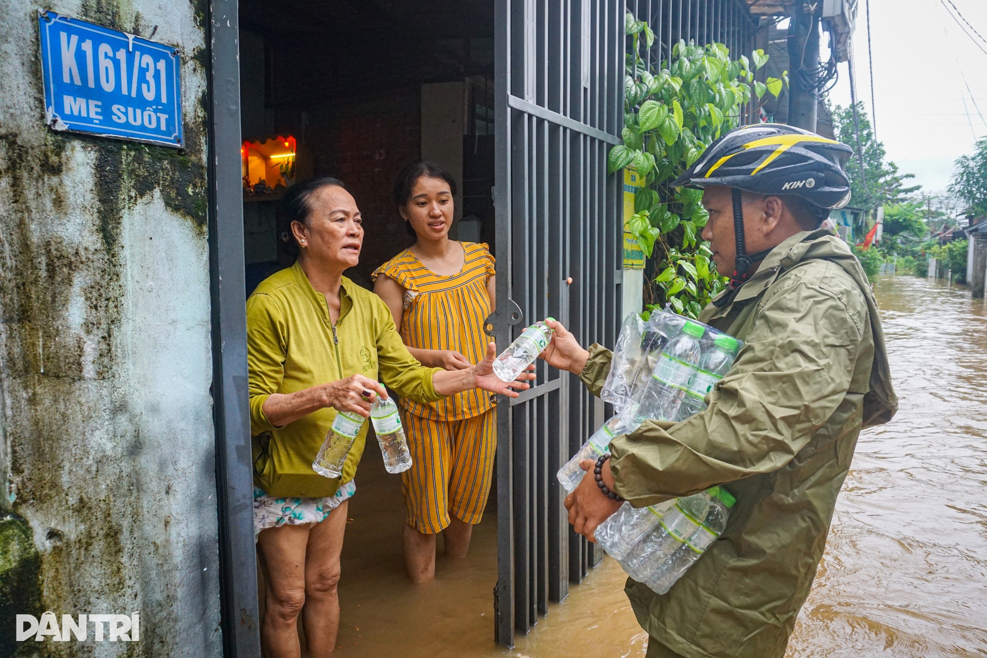 Lũ chảy xiết dâng ngang ngực, lực lượng chức năng căng mình sơ tán dân - 9 Lũ chảy xiết dâng ngang ngực, lực lượng chức năng căng mình sơ tán dân - 9